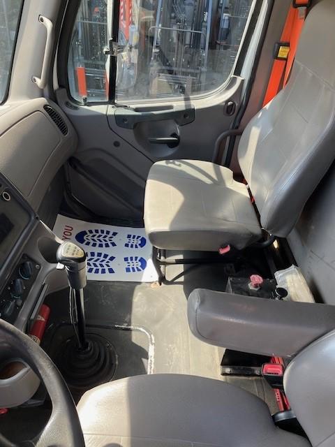 2016 Freightliner M2106-8