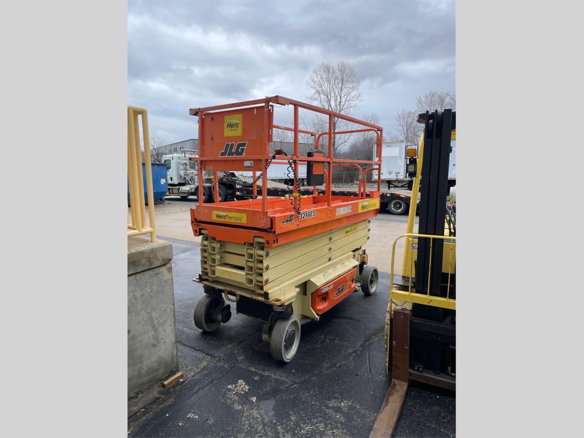 2017 JLG 3246ES