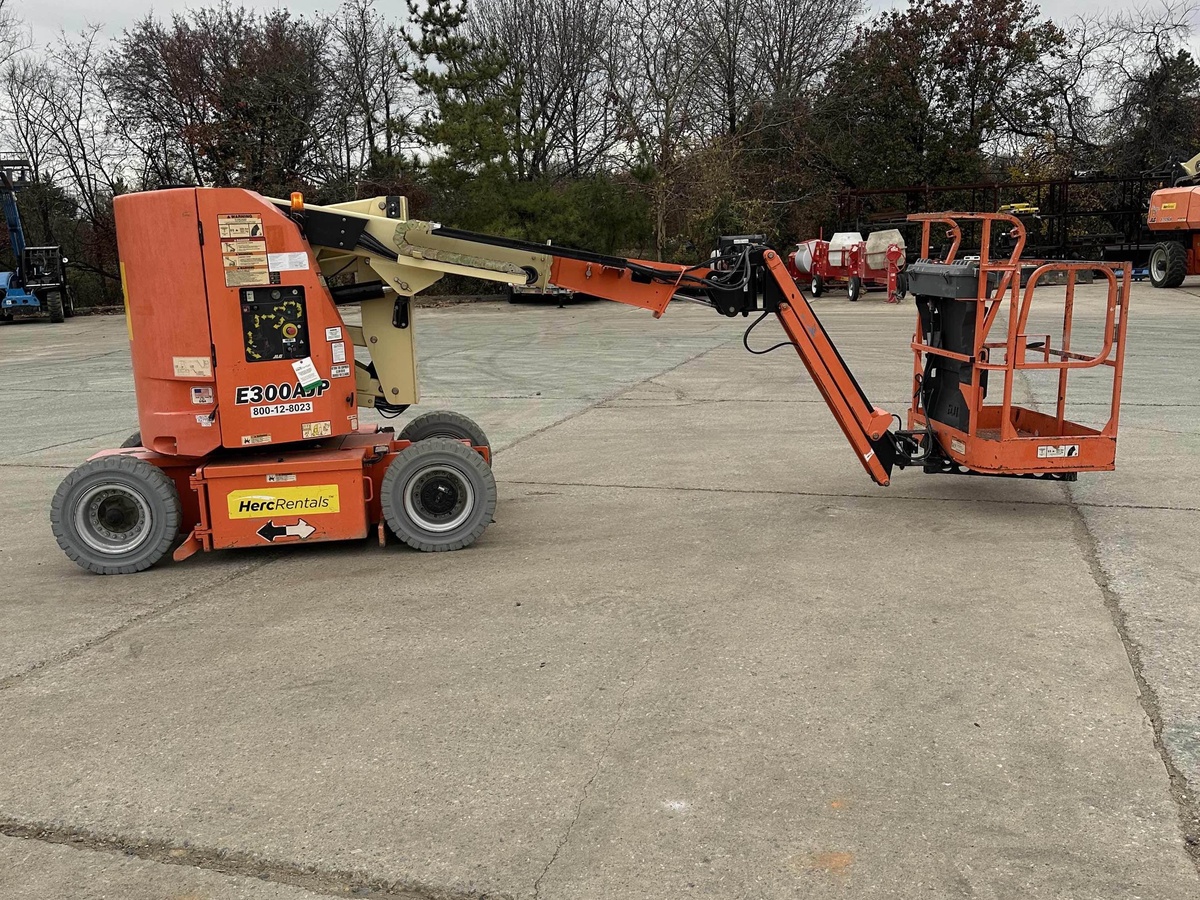 2016 JLG E300AJP