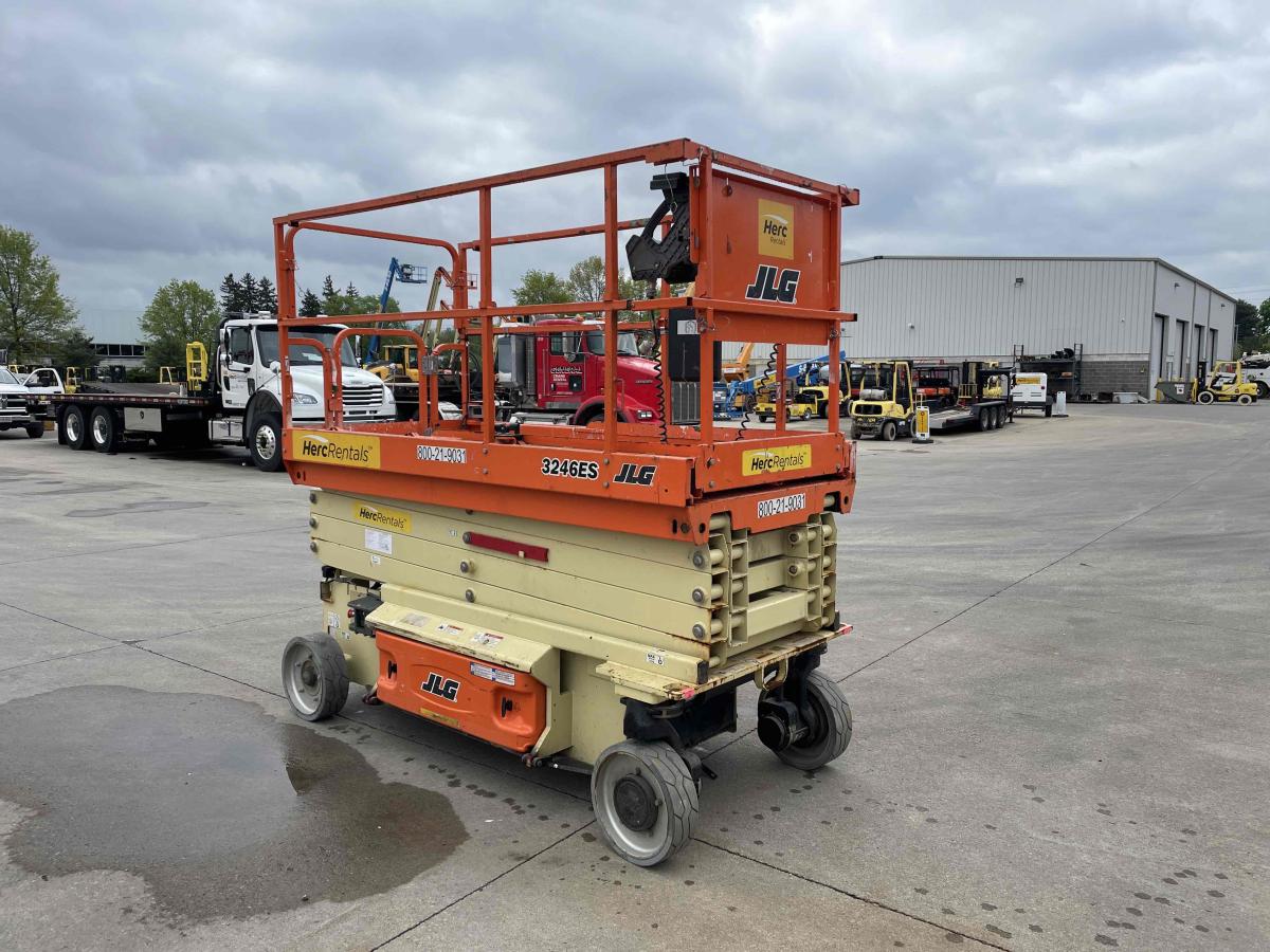 2018 JLG 3246ES