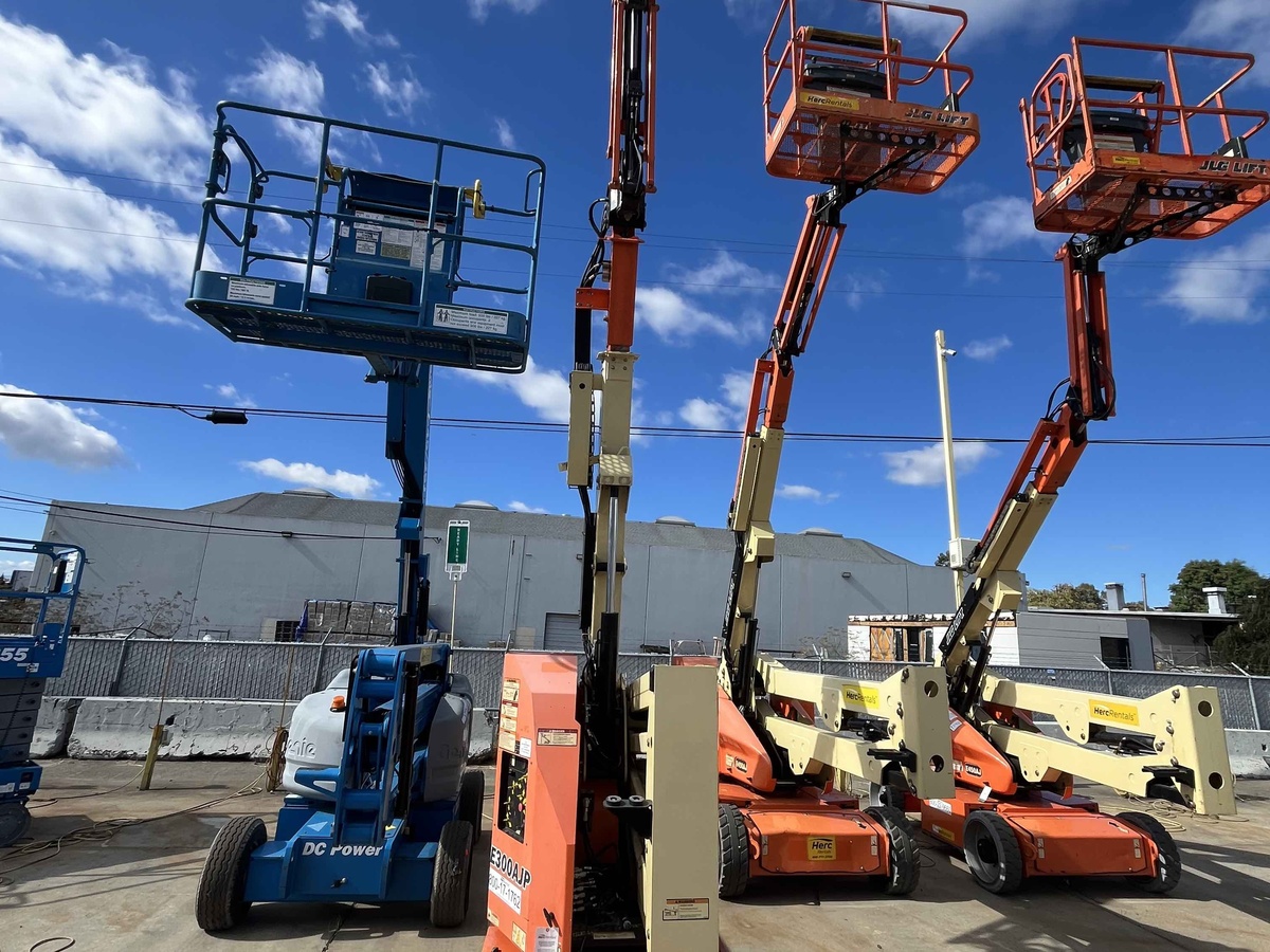 2017 JLG E300AJP-5