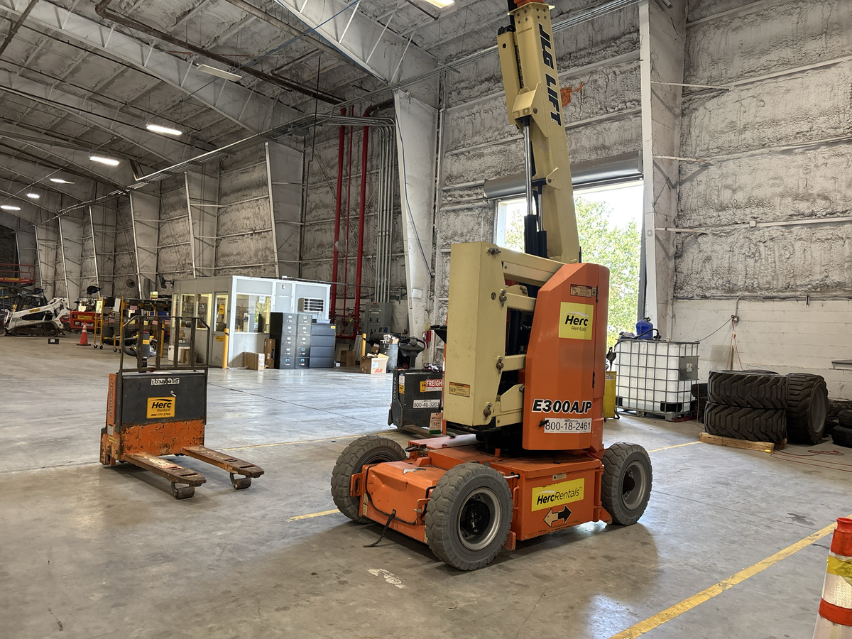 2017 JLG E300AJP-2