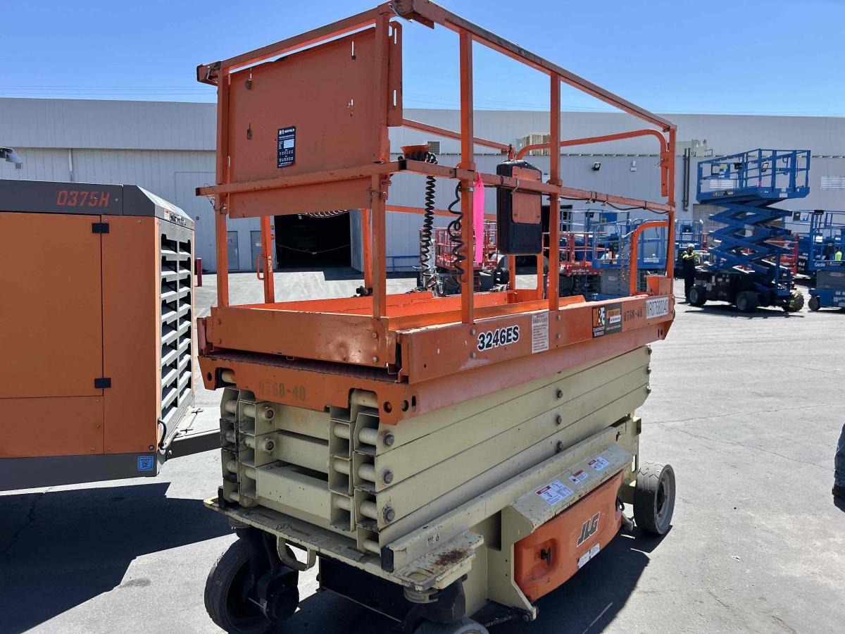 2018 JLG 3246ES