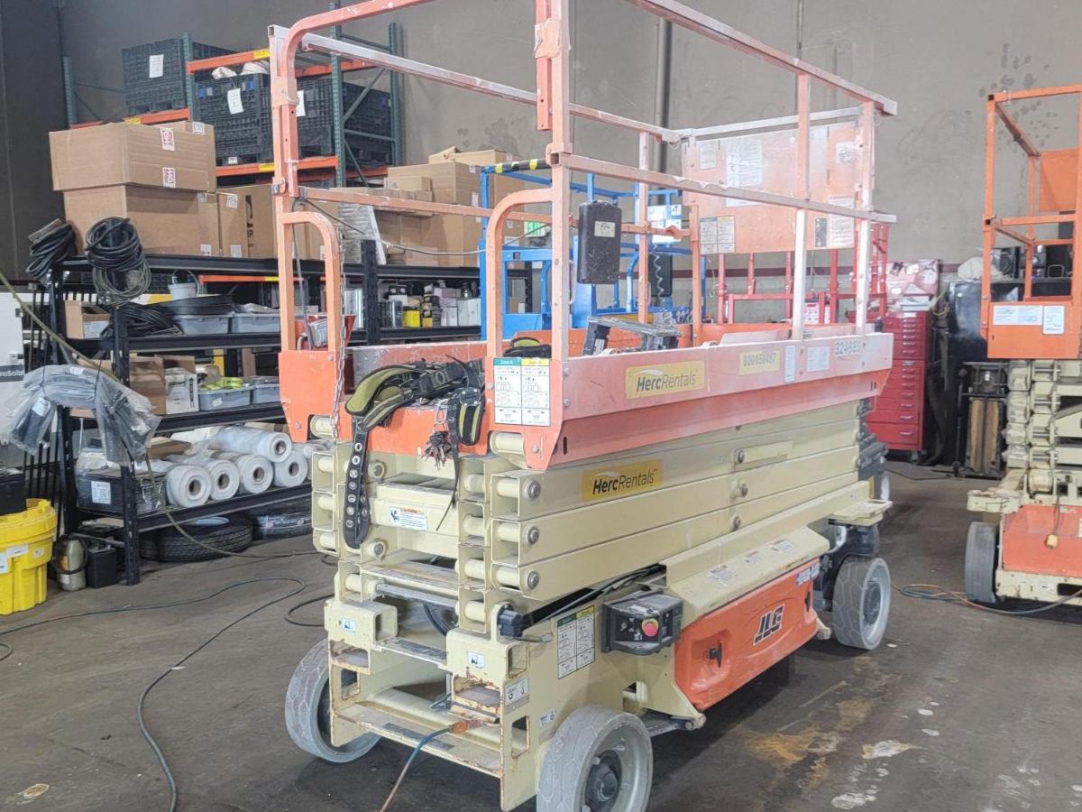 2017 JLG 3246ES