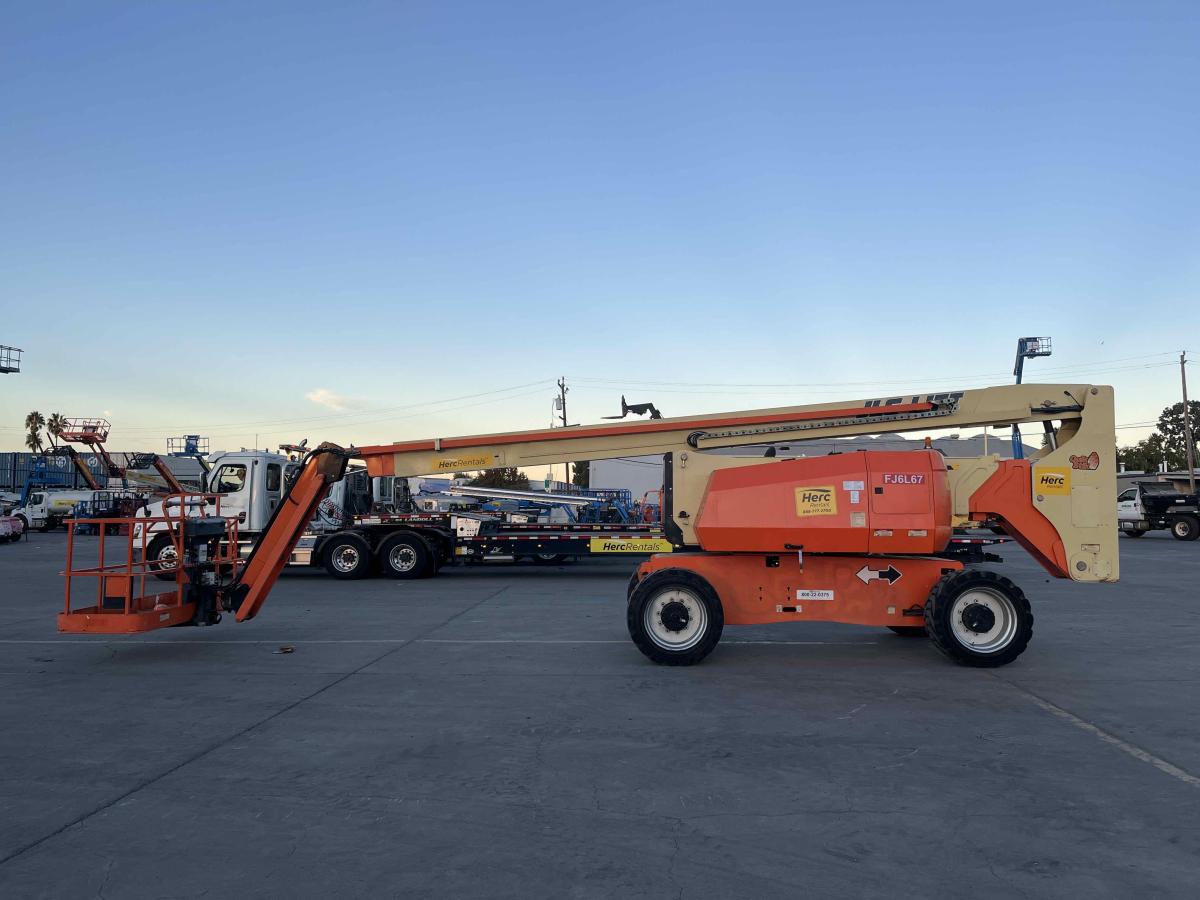 2018 JLG 800AJ