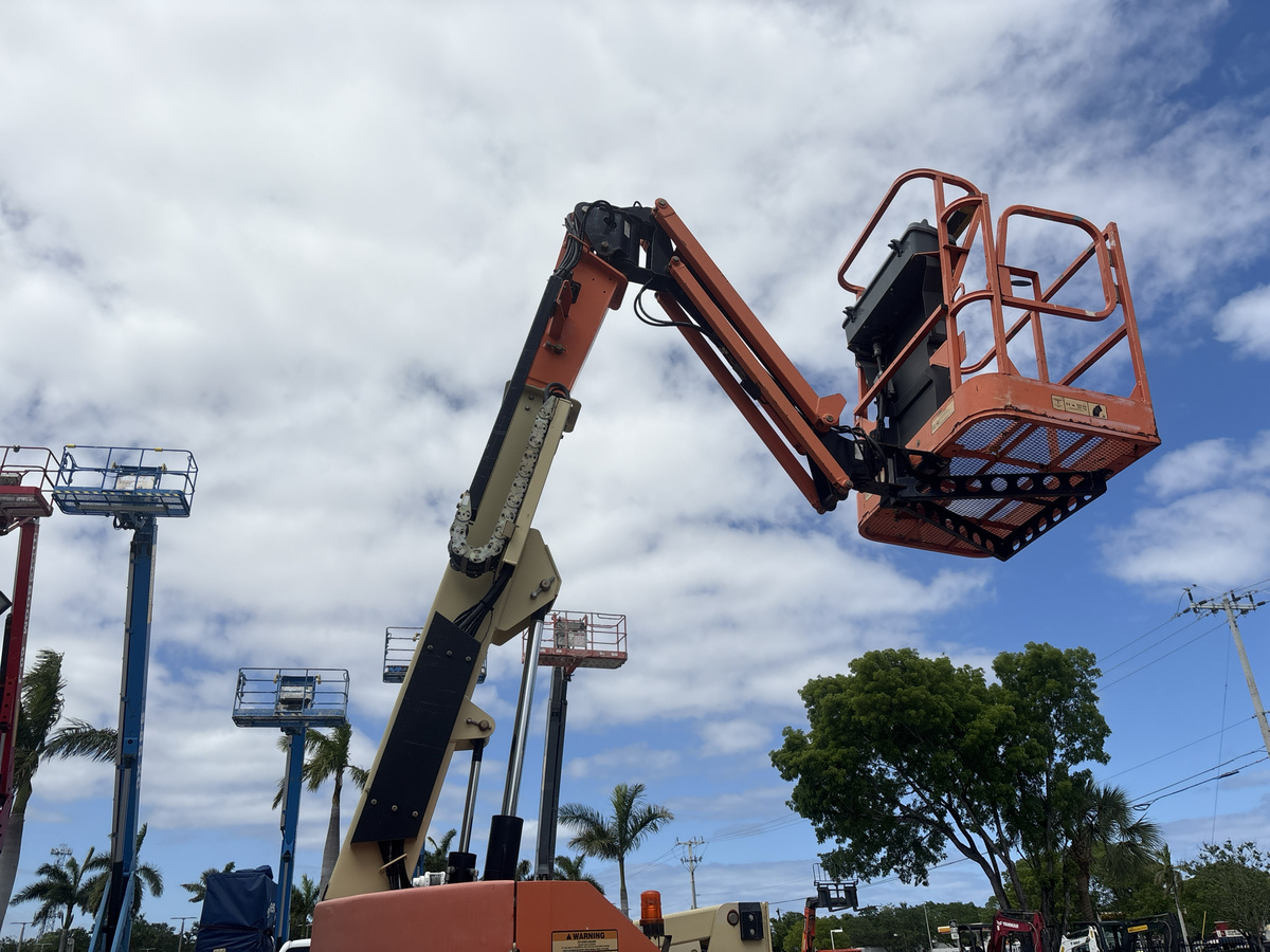 2017 JLG E300AJP-5