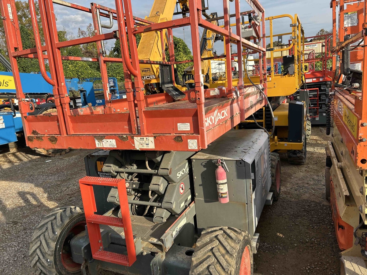 2017 Skyjack SJ-6832RT-4