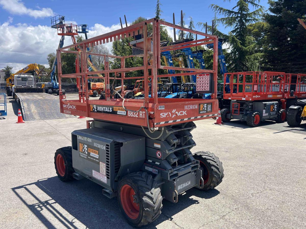 2018 Skyjack SJ-6832RT