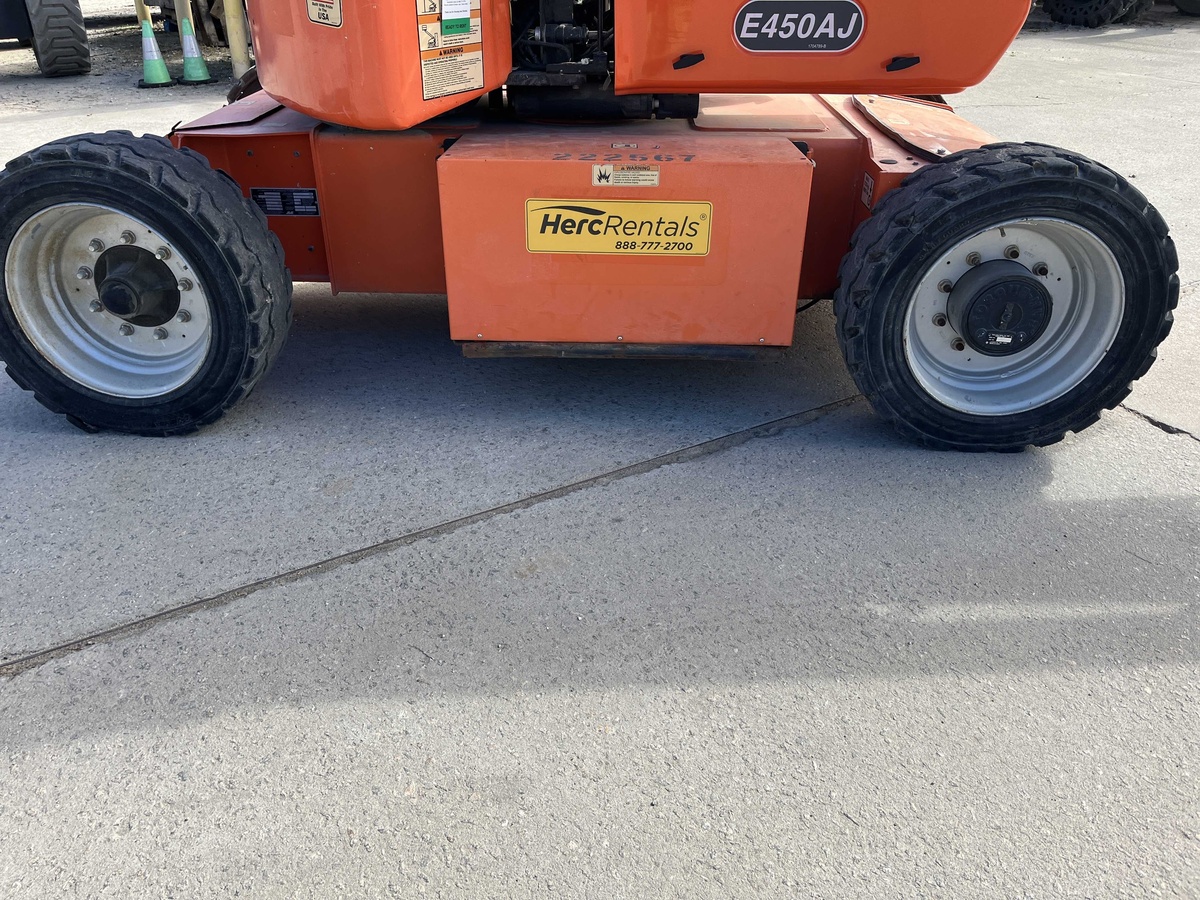 2016 JLG E450AJ-9