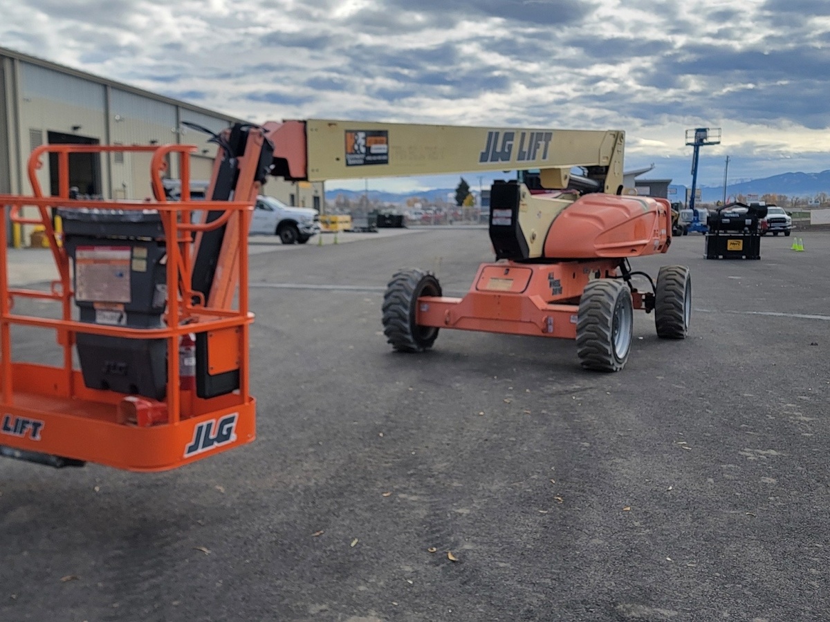 2013 JLG M600J