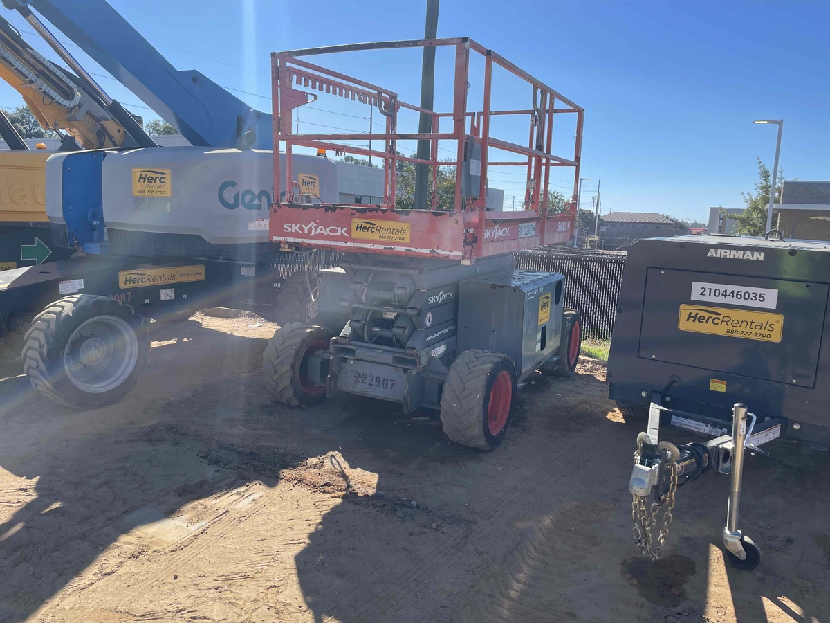 2017 Skyjack SJ-6832RT-4