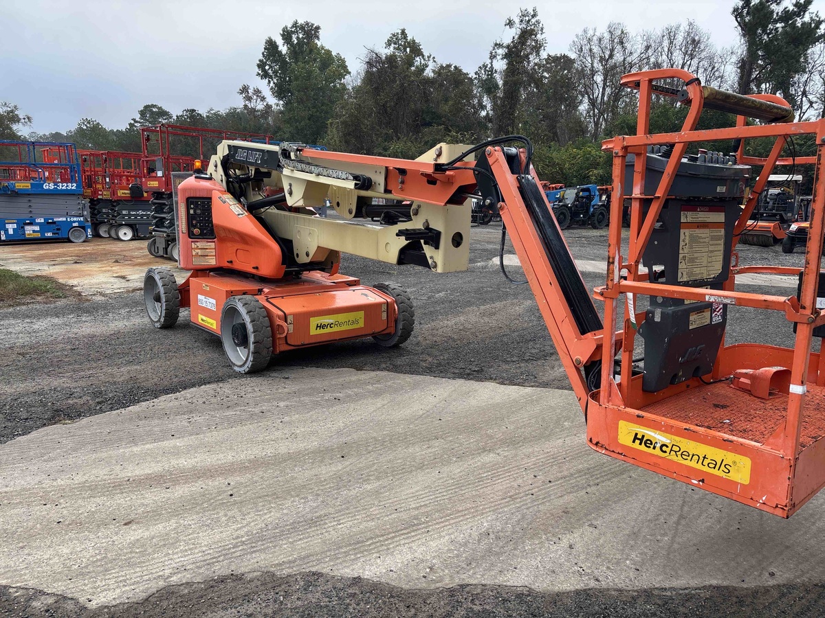 2017 JLG E450AJ-3