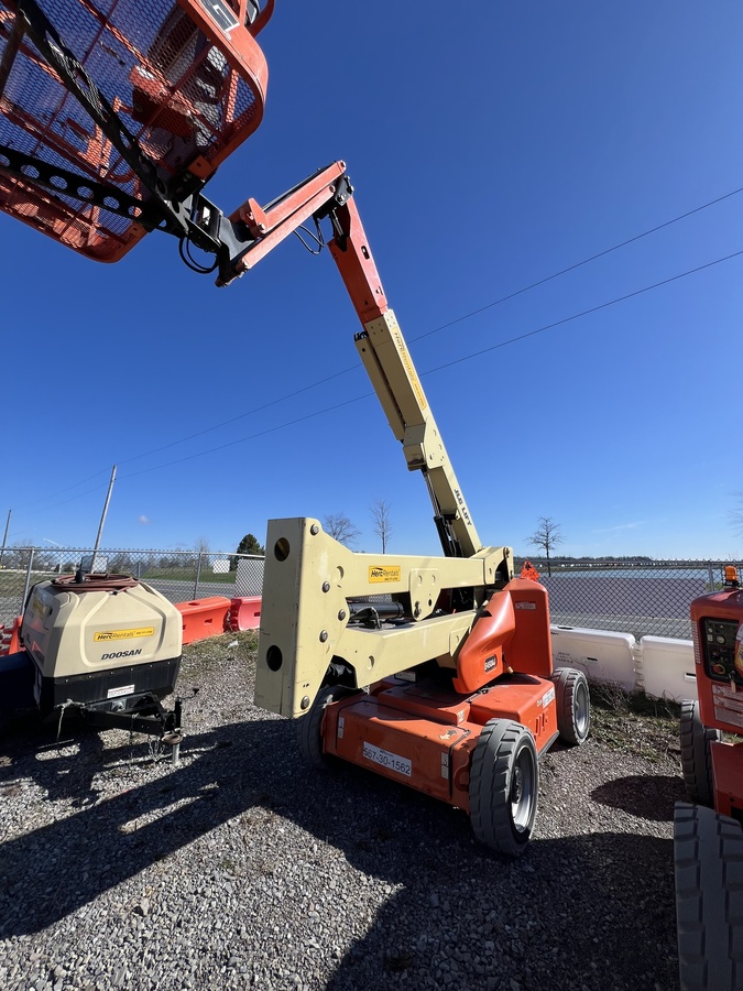 2013 JLG E450AJ