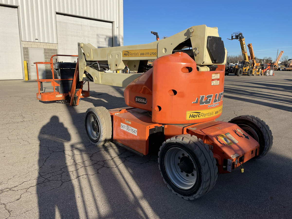 2015 JLG E450AJ-4