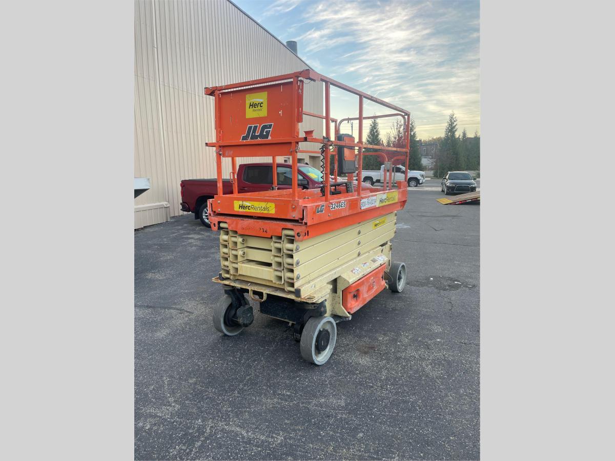2017 JLG 3246ES
