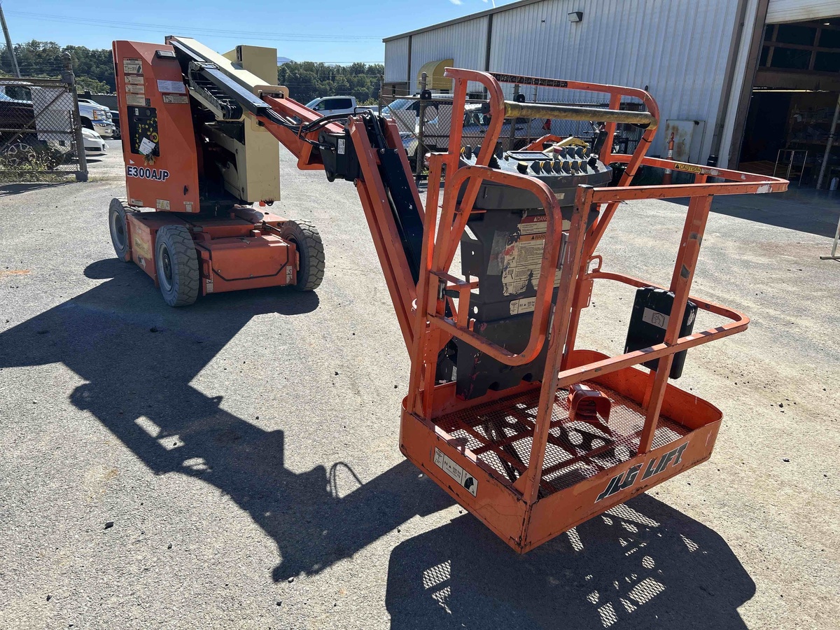 2017 JLG E300AJP-6
