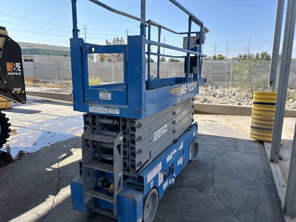 2017 Genie GS-3232
