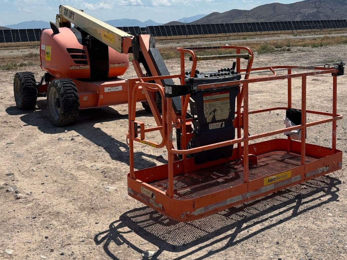 2017 JLG 600AJ-4