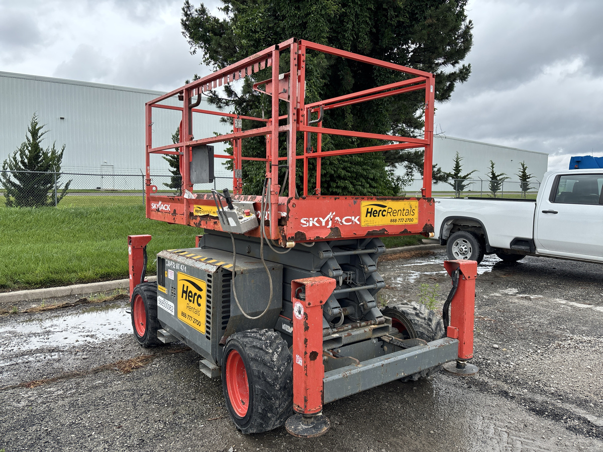 2018 Skyjack SJ-6832RT-2