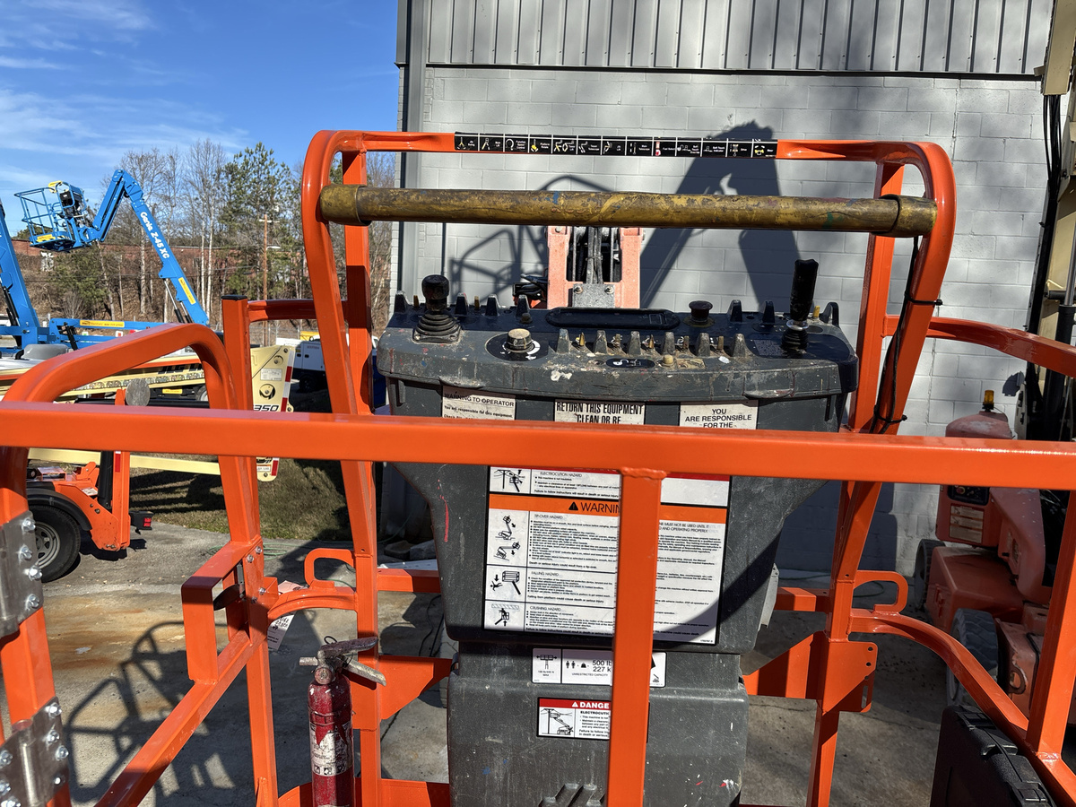 2017 JLG E300AJP-11