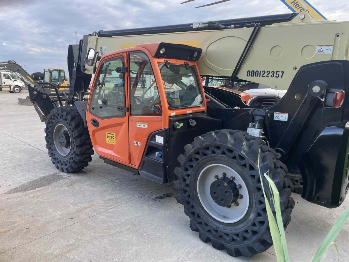 2016 JLG 1055