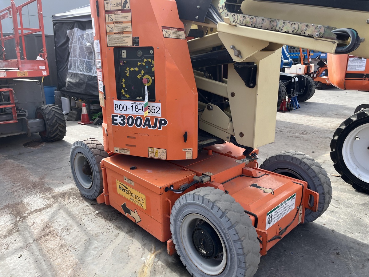 2017 JLG E300AJP-16