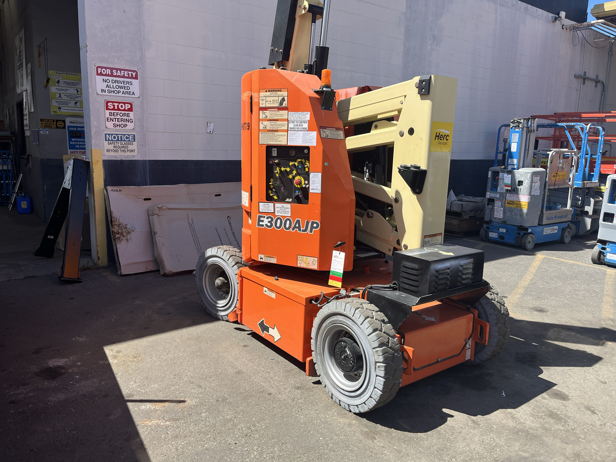 2015 JLG E300AJP