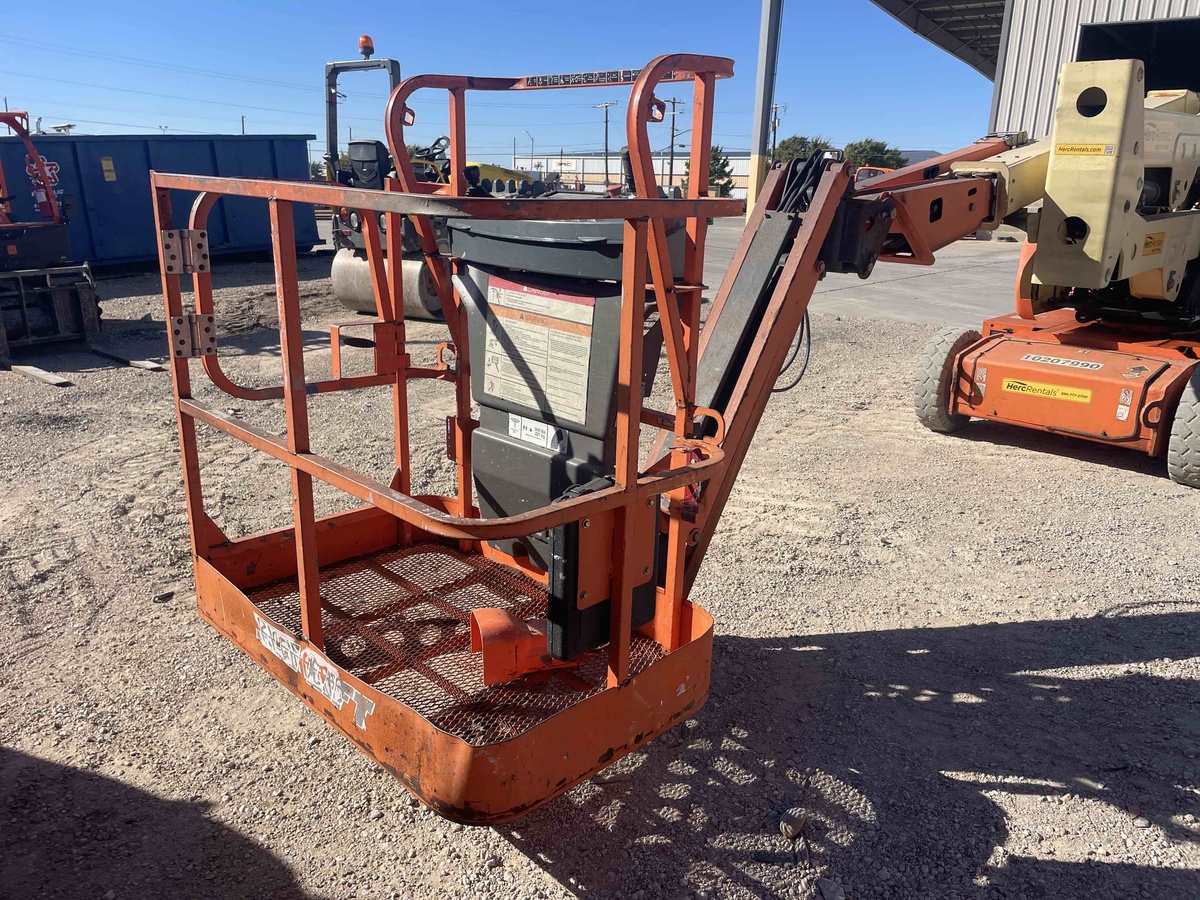 2017 JLG E400AJPN-6
