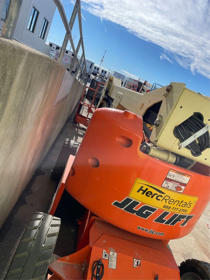2017 JLG E450AJ-4