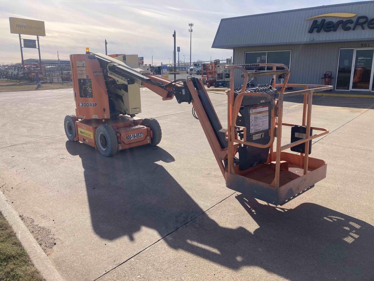 2017 JLG E300AJP