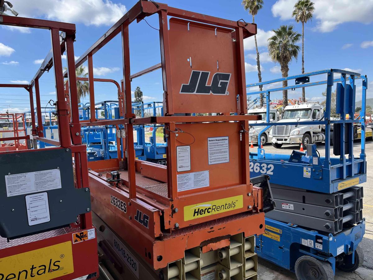 2017 JLG 2632ES