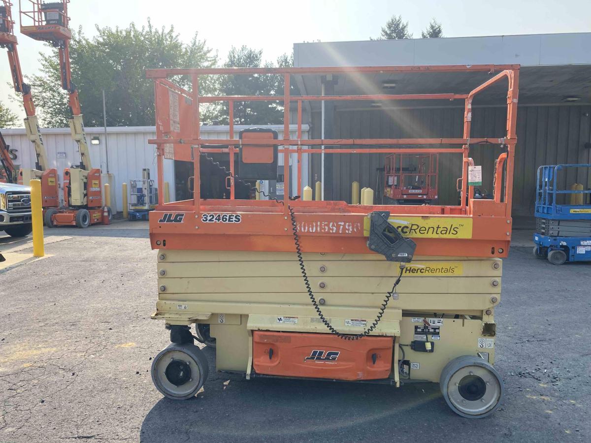 2017 JLG 3246ES
