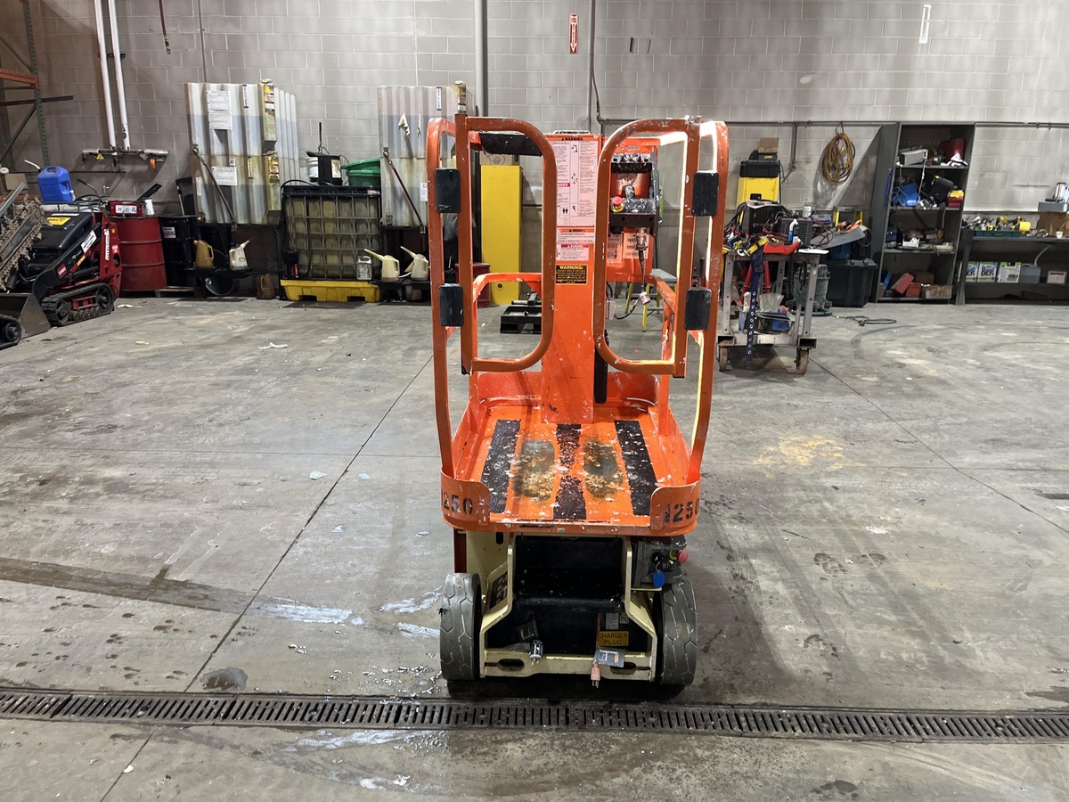 2017 JLG 1230ES-4