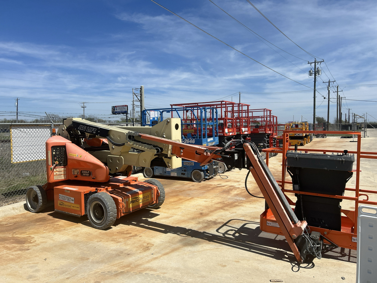 2017 JLG E400AJPN-12