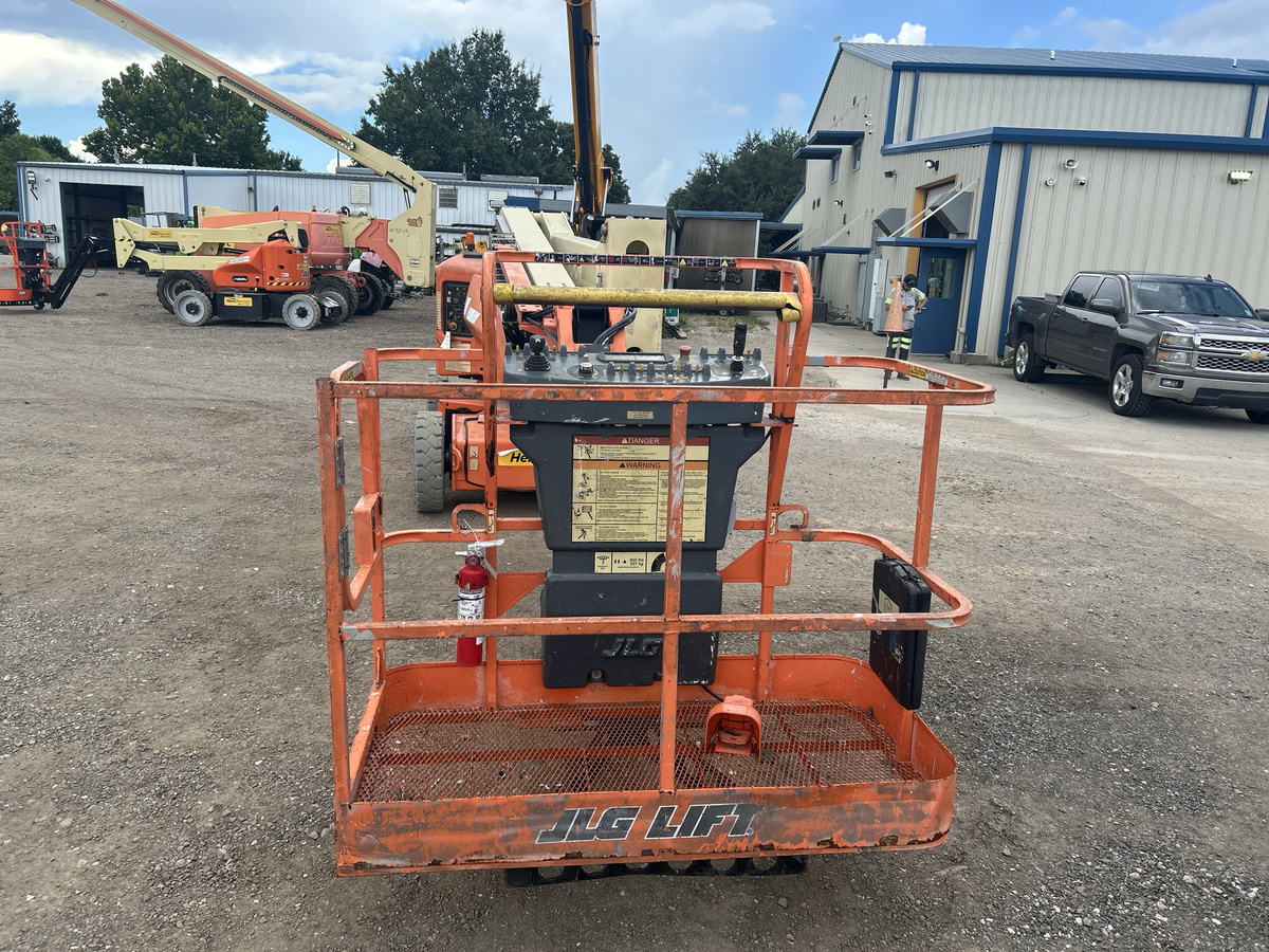 2017 JLG E450AJ-5