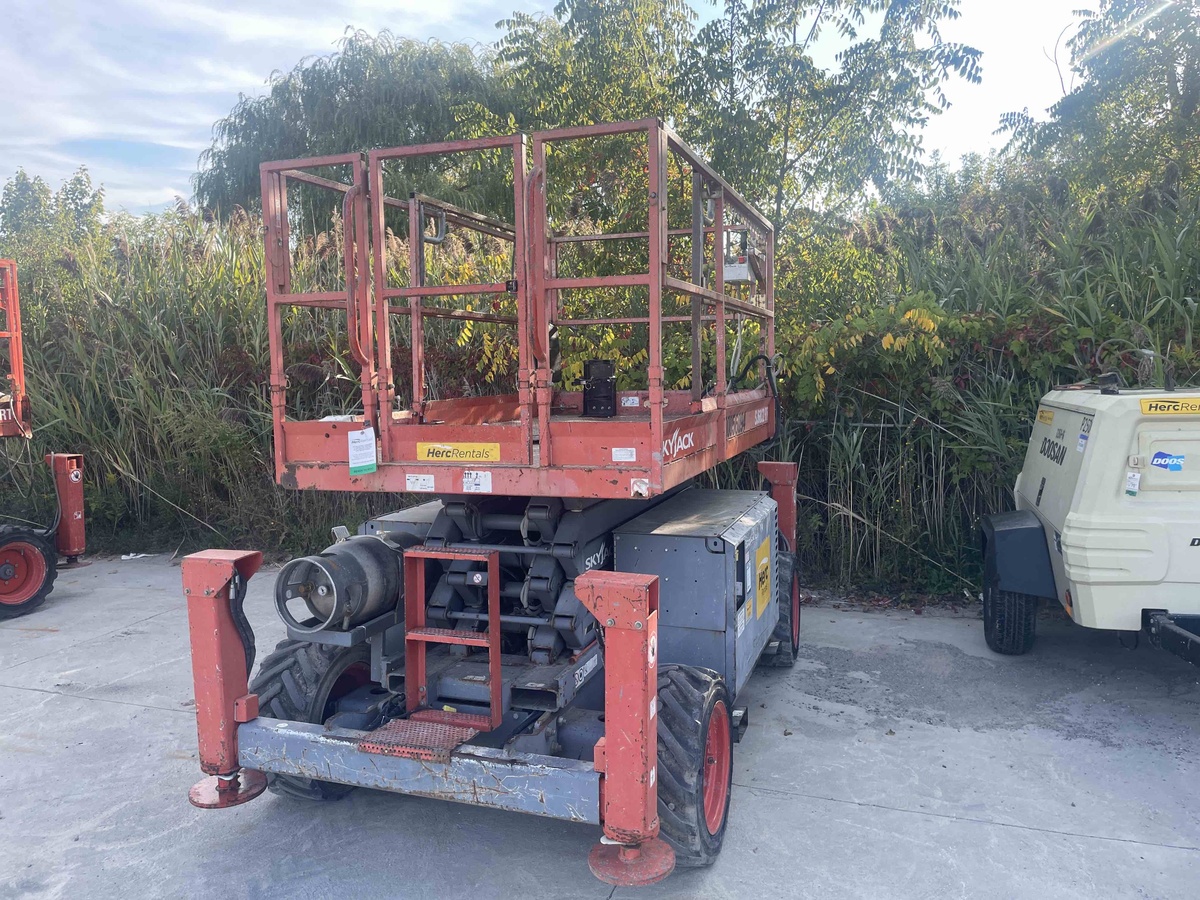 2015 Skyjack SJ-6832RT-2