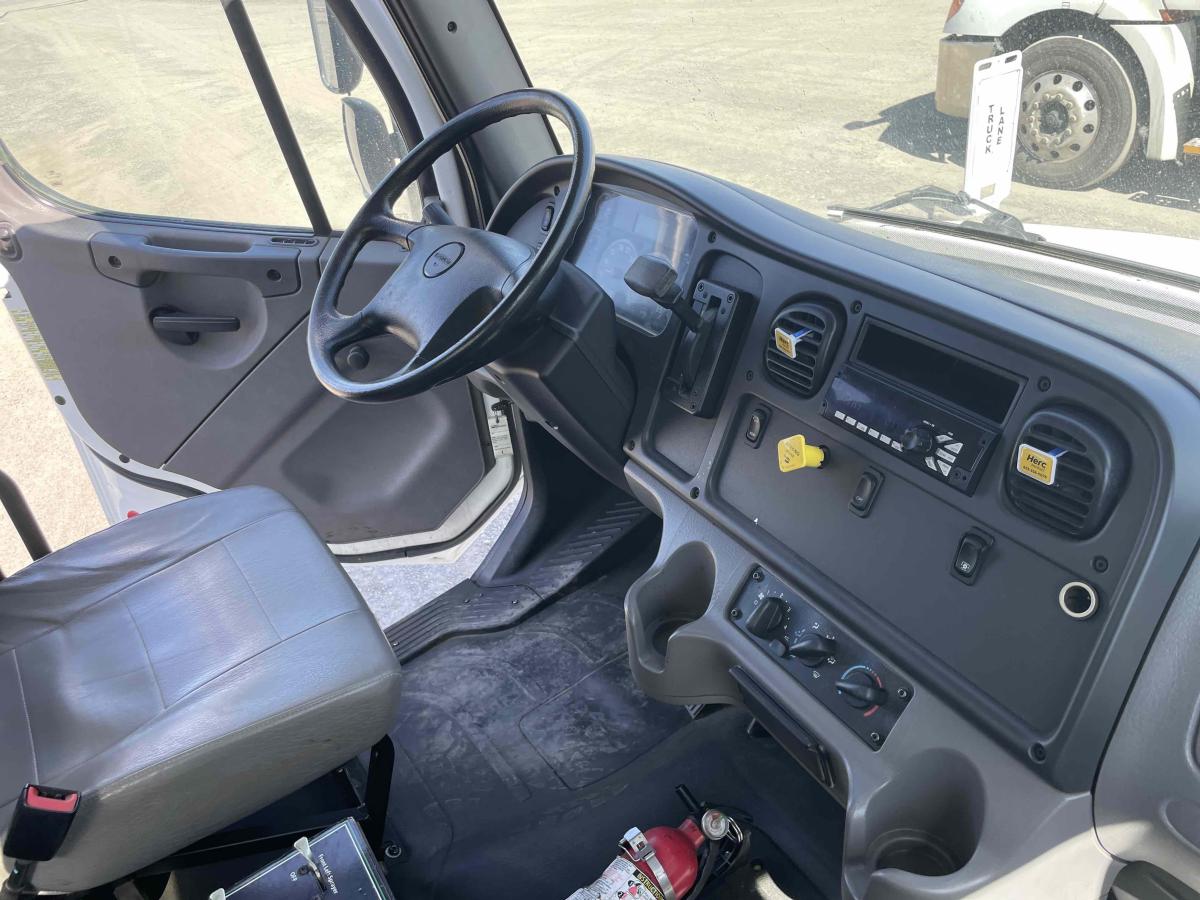 2018 Freightliner M2106-8