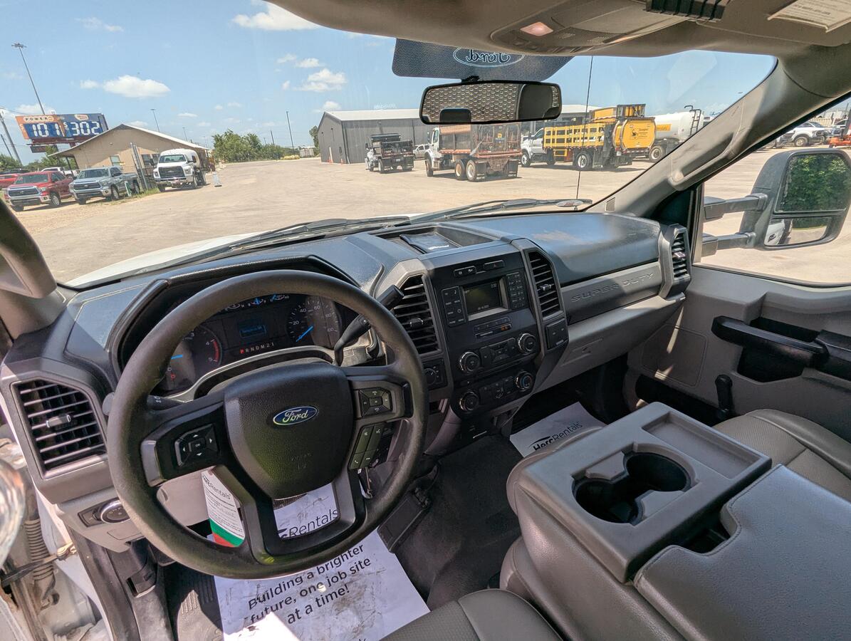 2017 Ford F550-19