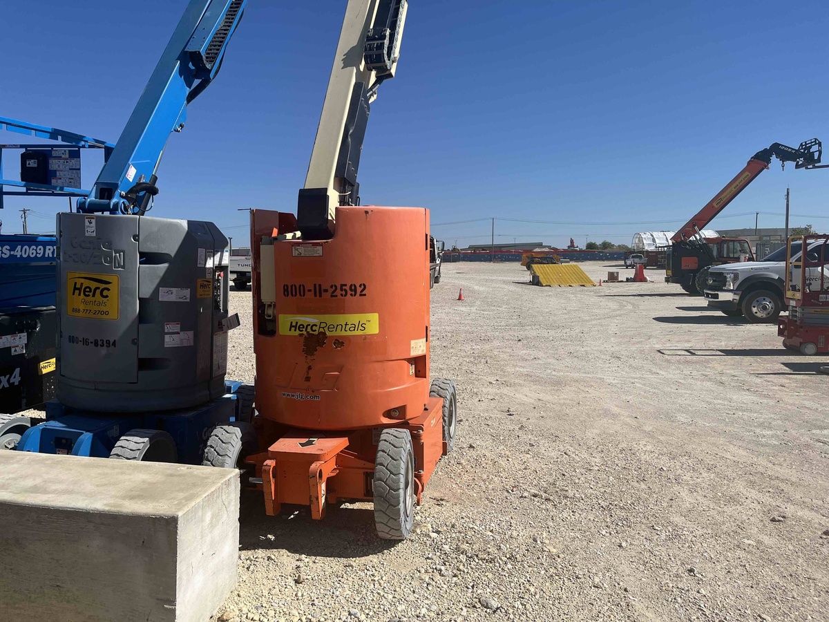 2016 JLG E300AJP-2