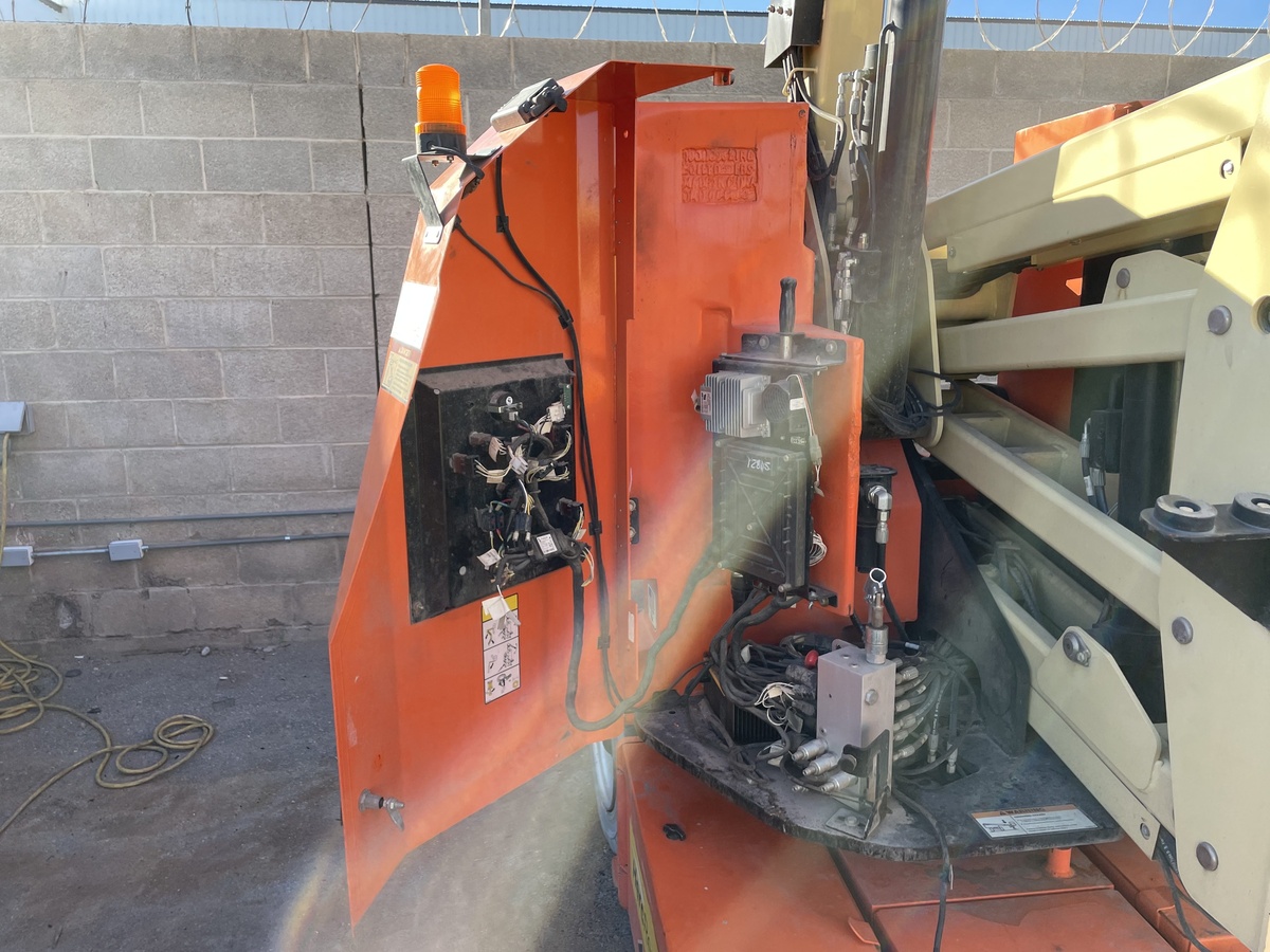 2017 JLG E300AJP-7