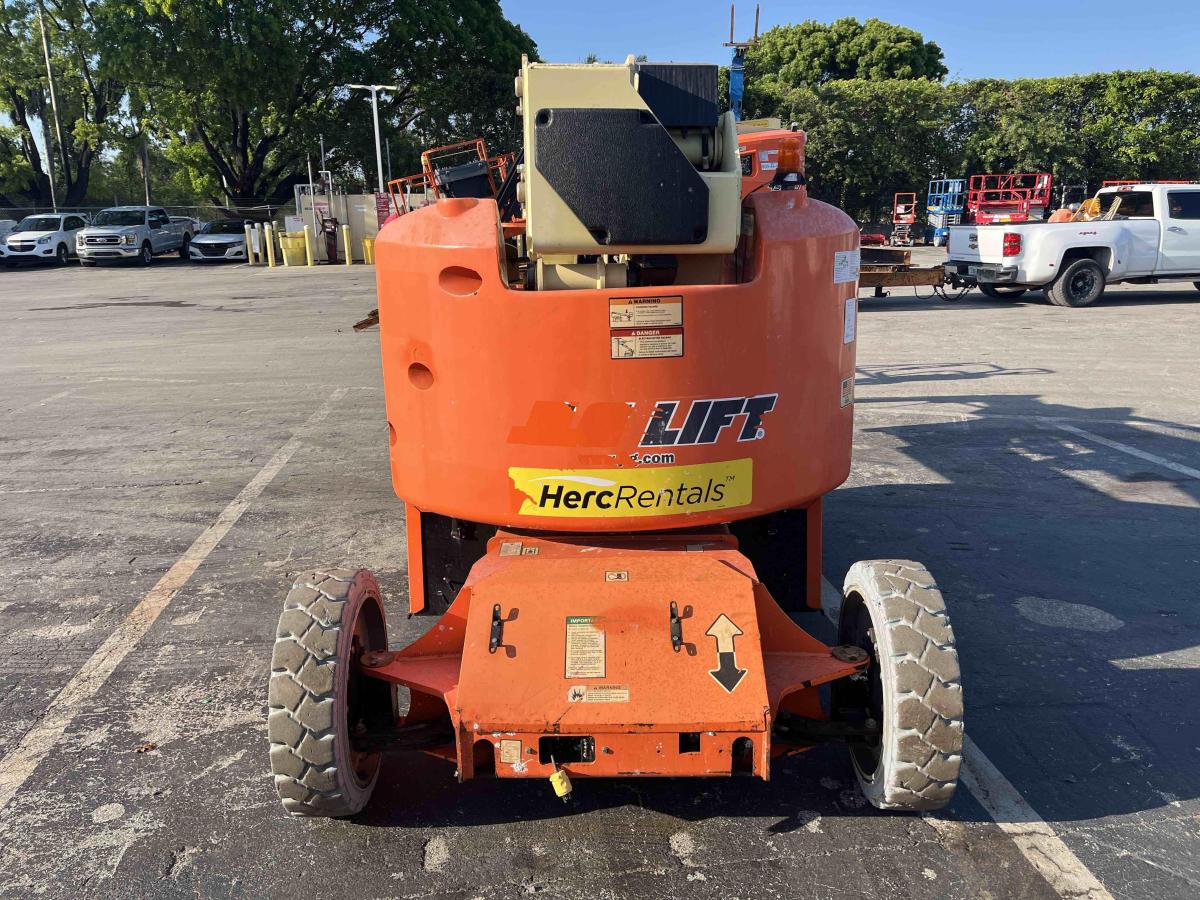 2015 JLG E450AJ