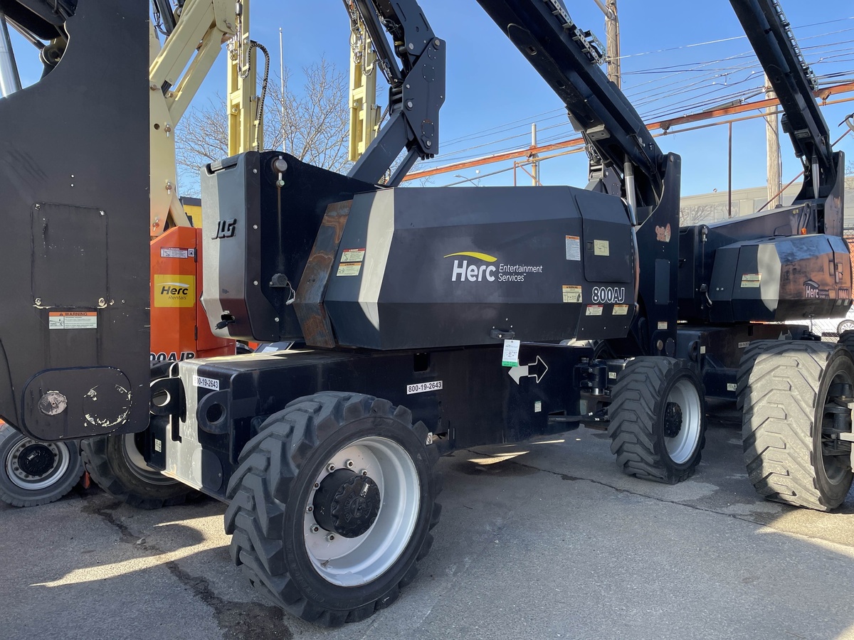 2017 JLG 800AJ