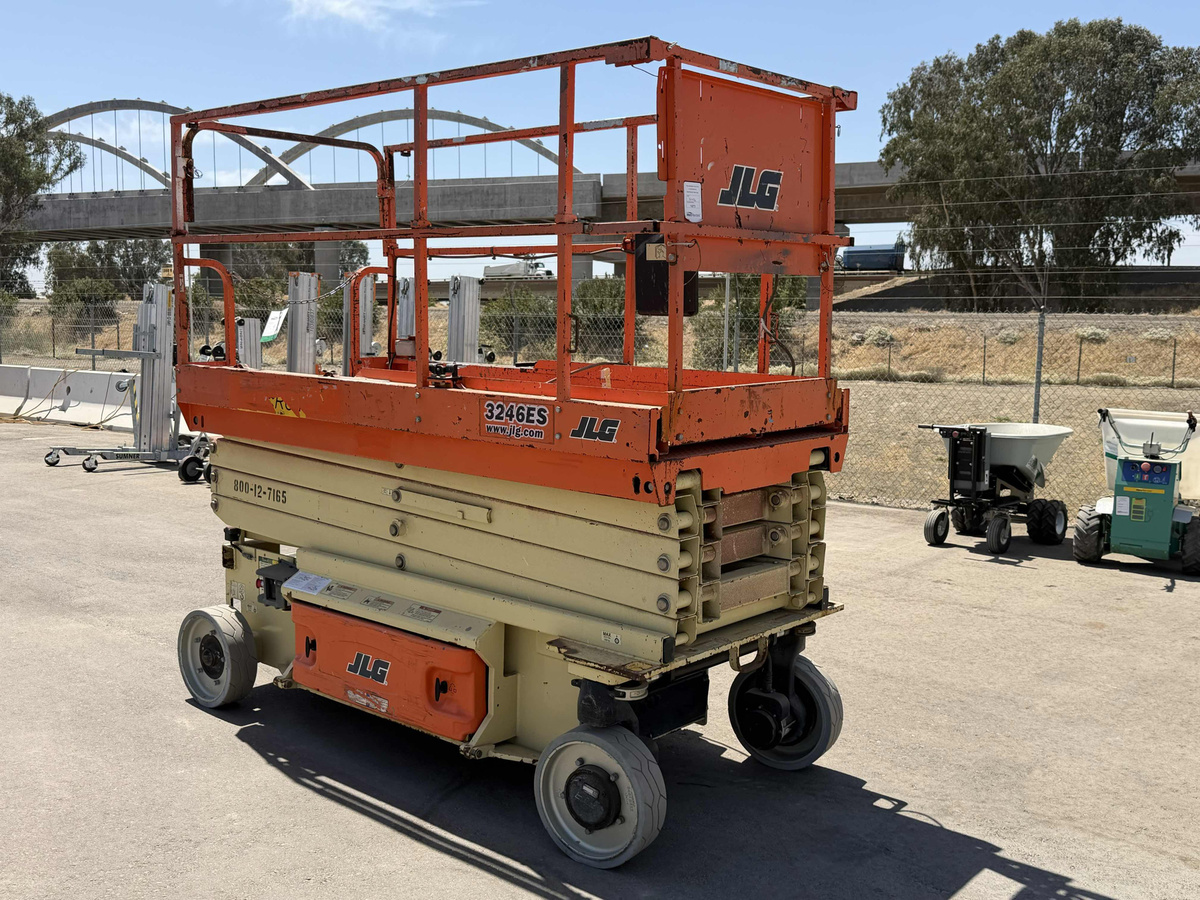 2016 JLG 3246ES