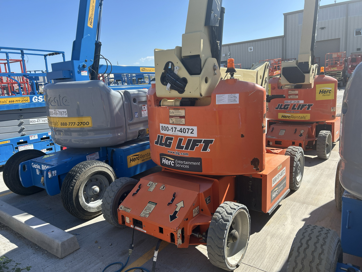 2017 JLG E400AJPN-2