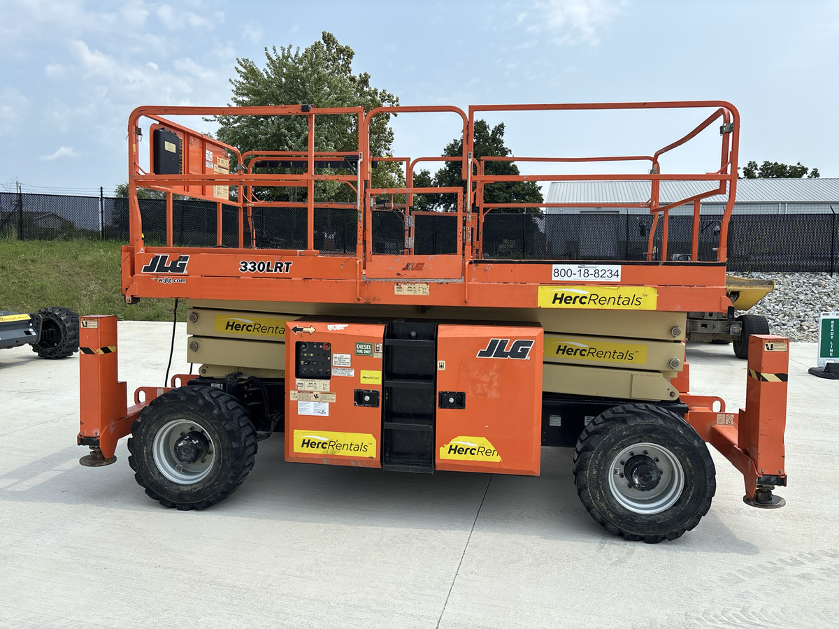 2017 JLG 330LRT-5