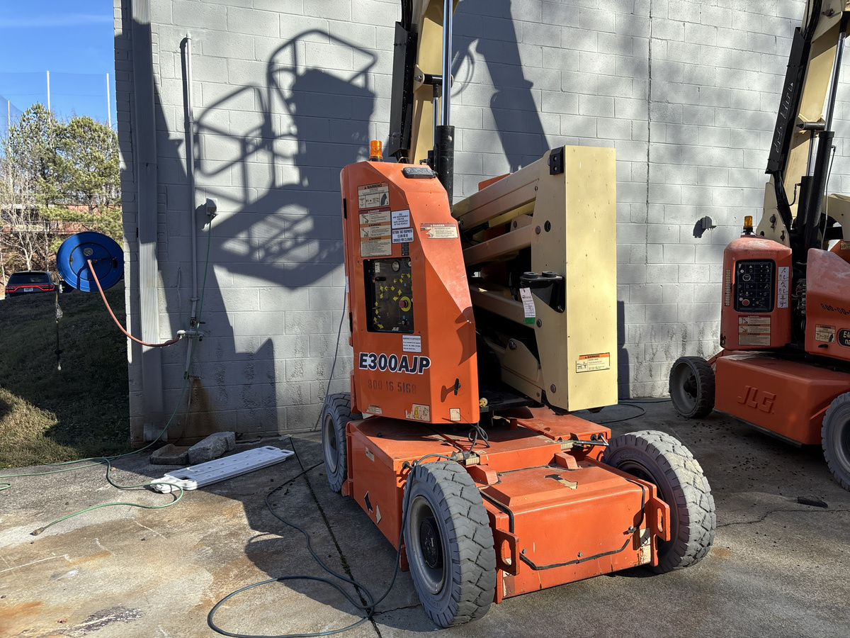 2017 JLG E300AJP-4