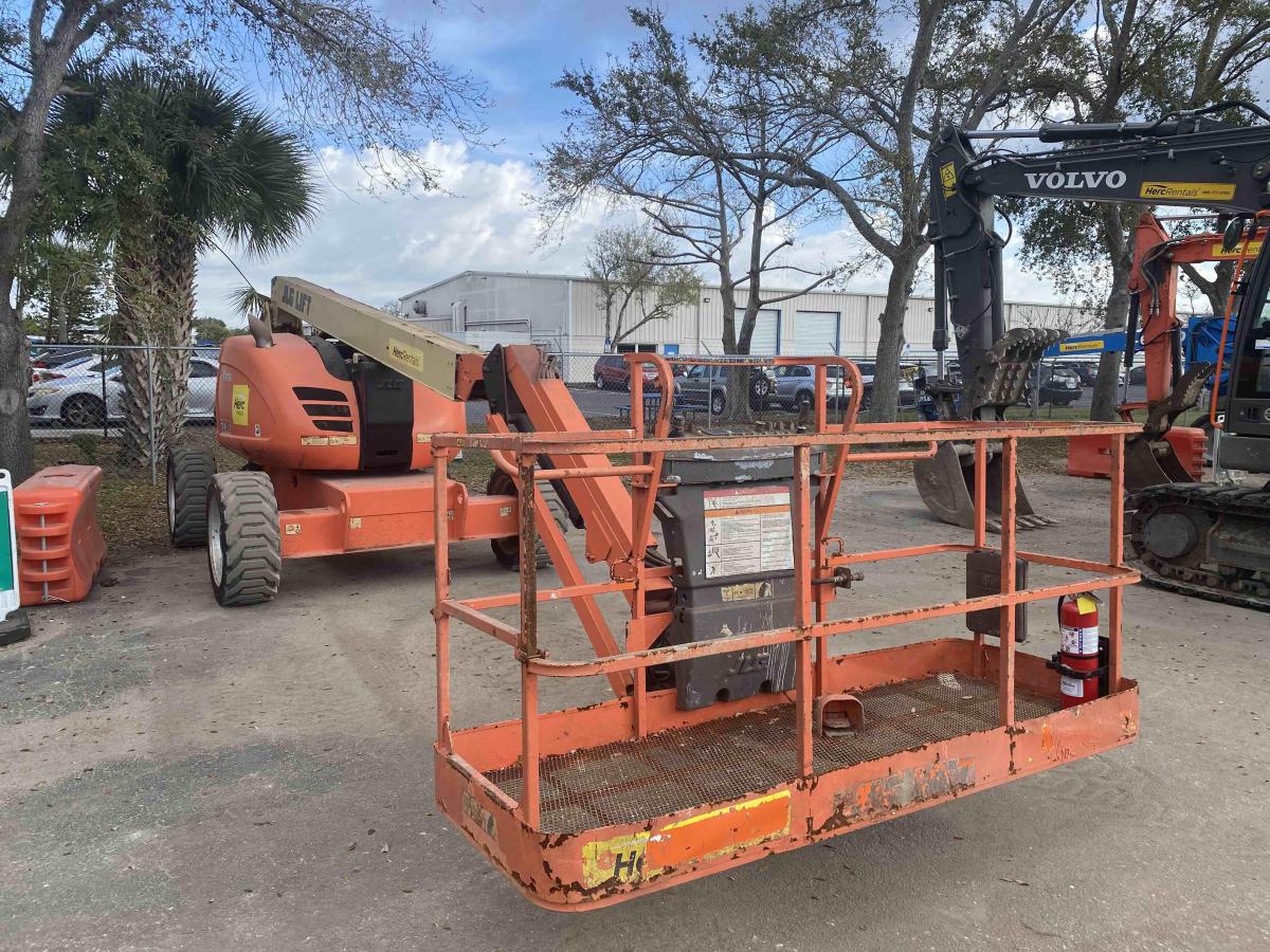 2017 JLG 600AJ