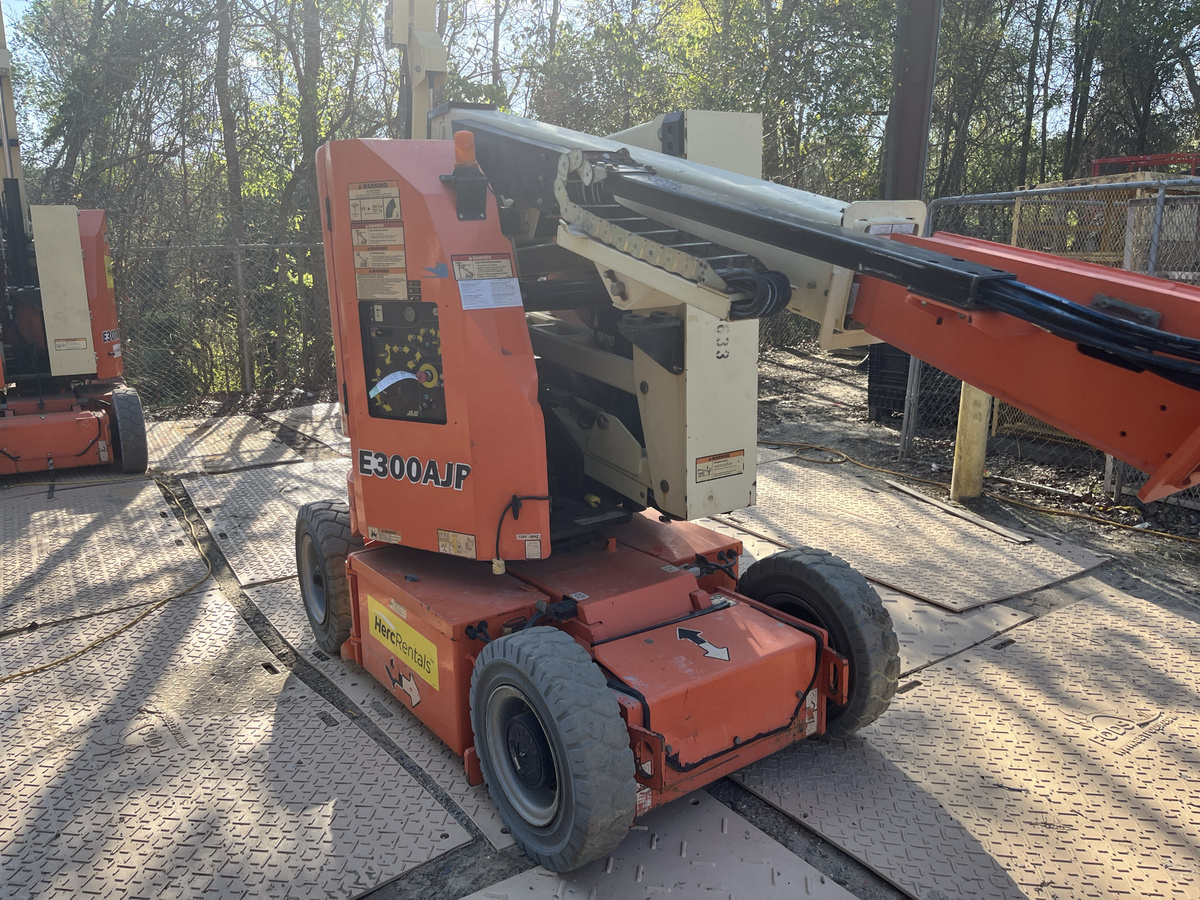 2016 JLG E300AJP-2