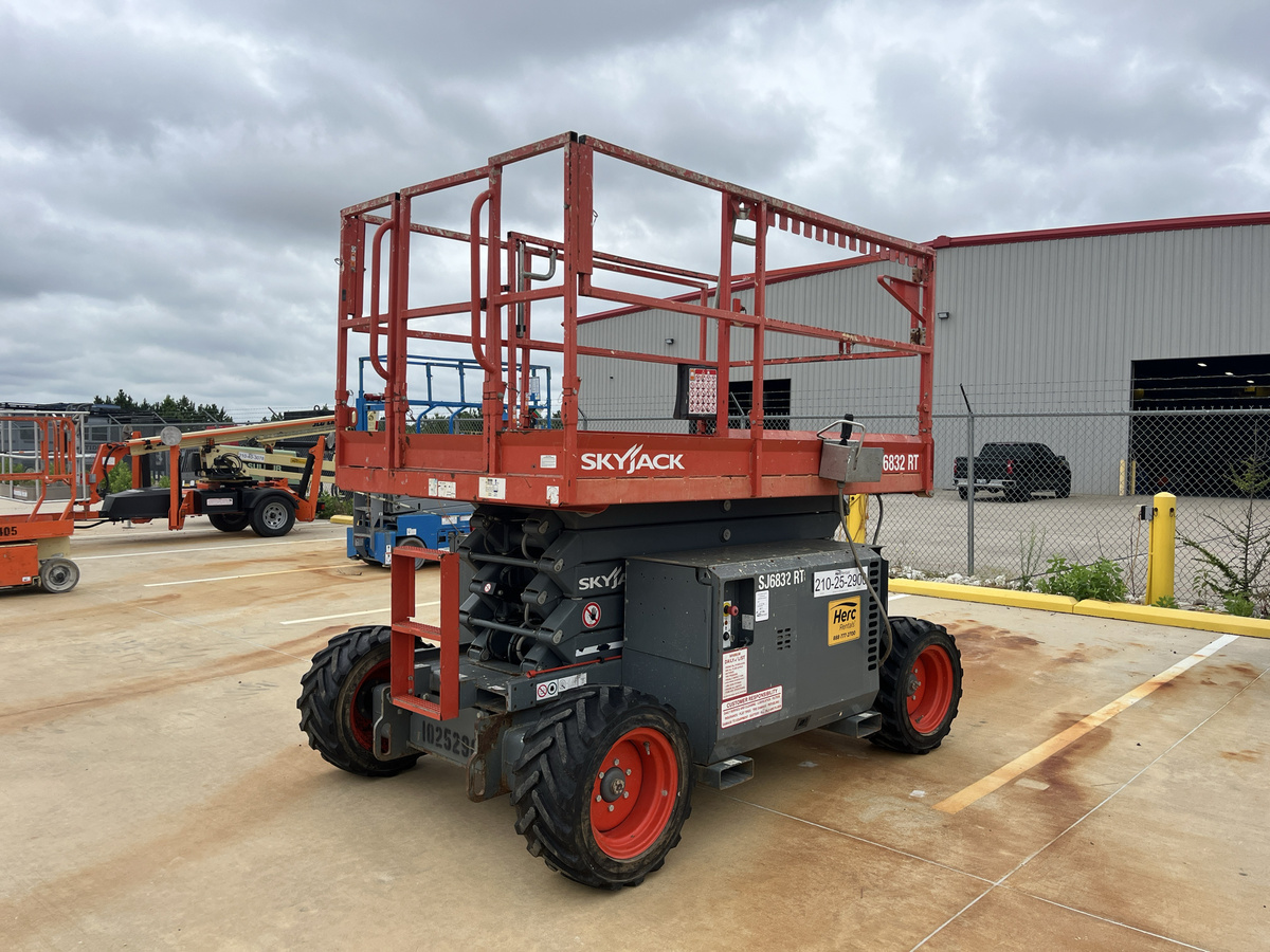 2018 Skyjack SJ-6832RT-2
