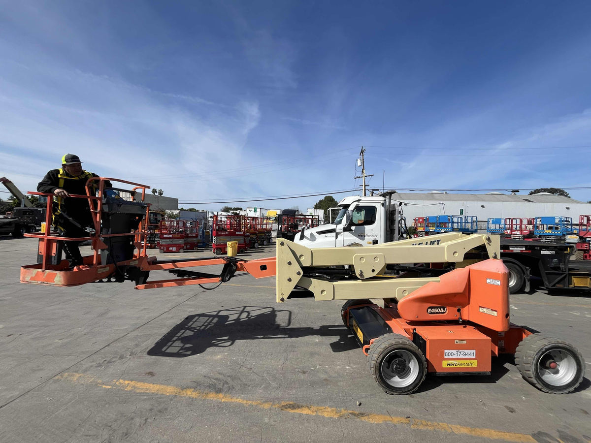 2017 JLG E450AJ-5